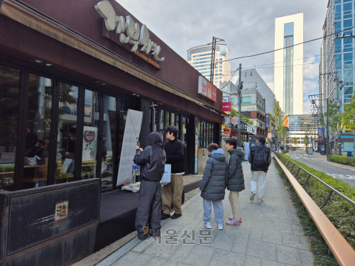 2일 시민들이 젠슨 황 엔비디아 최고경영자(CEO)와 이재용 삼성전자 회장, 정의선 현대차그룹 회장이 지난 30일 다녀간 서울 강남구 깐부치킨 삼성점을 찾아 기념 촬영을 하고 있다. 2025.11.2. 송현주 기자