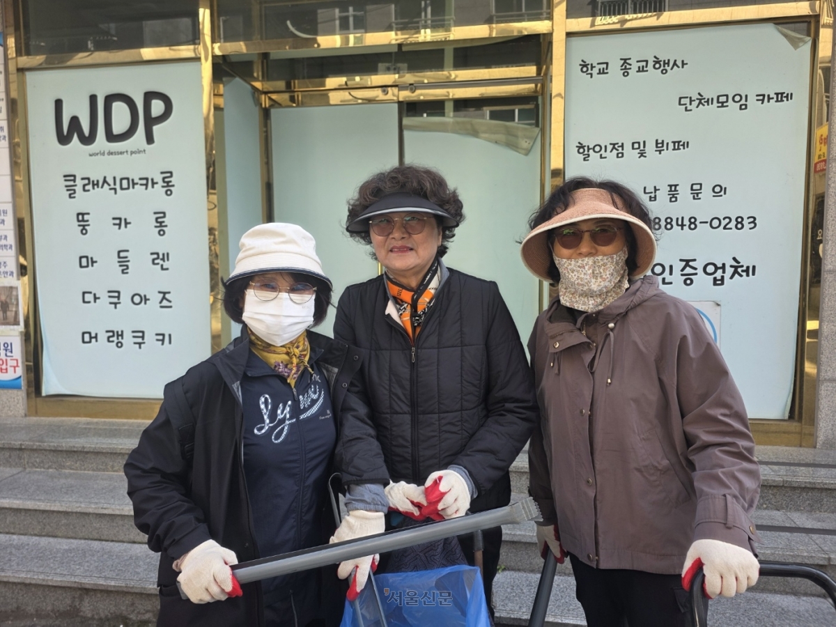 2025 아시아태평양경제협력체(APEC) 정상회의 기간 숙박업소가 밀집한 경주 성건동 일대를 자발적으로 청소한 장정희·손순호·정찬하씨. APEC 주간 경주에서는 자원봉사자들이 각자의 자리에서 구슬땀을 흘렸다. 경주 김임훈 기자