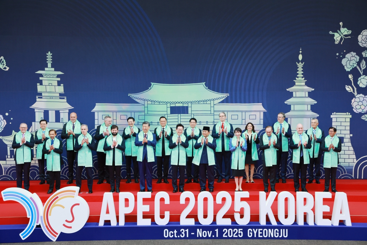 이재명 대통령이 지난 1일 경북 경주화백컨벤션센터(HICO)에서 열린 2025 아시아태평양경제협력체(APEC) 정상회의에서 각국 정상들과 ‘회복, 성장, 평화’를 상징하는 옥색 한복 목도리를 두르고 함께 박수를 치고 있다. 앞줄 왼쪽부터 앤서니 앨버니지 호주 총리, 하사날 볼키아 브루나이 국왕, 마크 카니 캐나다 총리, 가브리엘 보리치 칠레 대통령, 시진핑 중국 국가주석, 이 대통령, 프라보워 수비안토 인도네시아 대통령, 다카이치 사나에 일본 총리, 안와르 이브라힘 말레이시아 총리, 크리스토퍼 럭슨 뉴질랜드 총리, 페르디난드 마르코스 주니어 필리핀 대통령. 뒷줄 왼쪽부터 존 리 홍콩 행정장관, 존 로쏘 파푸아뉴기니 부총리, 알렉세이 오베르추크 러시아 국제부총리, 로런스 웡 싱가포르 총리, 아누틴 찬위라꾼 태국 총리, 르엉 끄엉 베트남 국가주석, 스콧 베선트 미국 재무장관, 테레사 메라 페루 통상관광부 장관, 마르셀로 에브라르드 멕시코 경제부 장관, 린신이 대만 총통 선임고문. 경주 연합뉴스