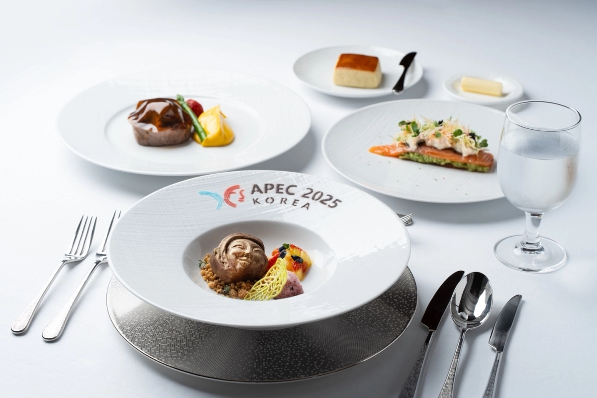 ‘신라의 미소’ 모양의 디저트 등이 제공된 지난달 31일 APEC 정상회의 오찬 메뉴.  롯데호텔앤리조트 제공
