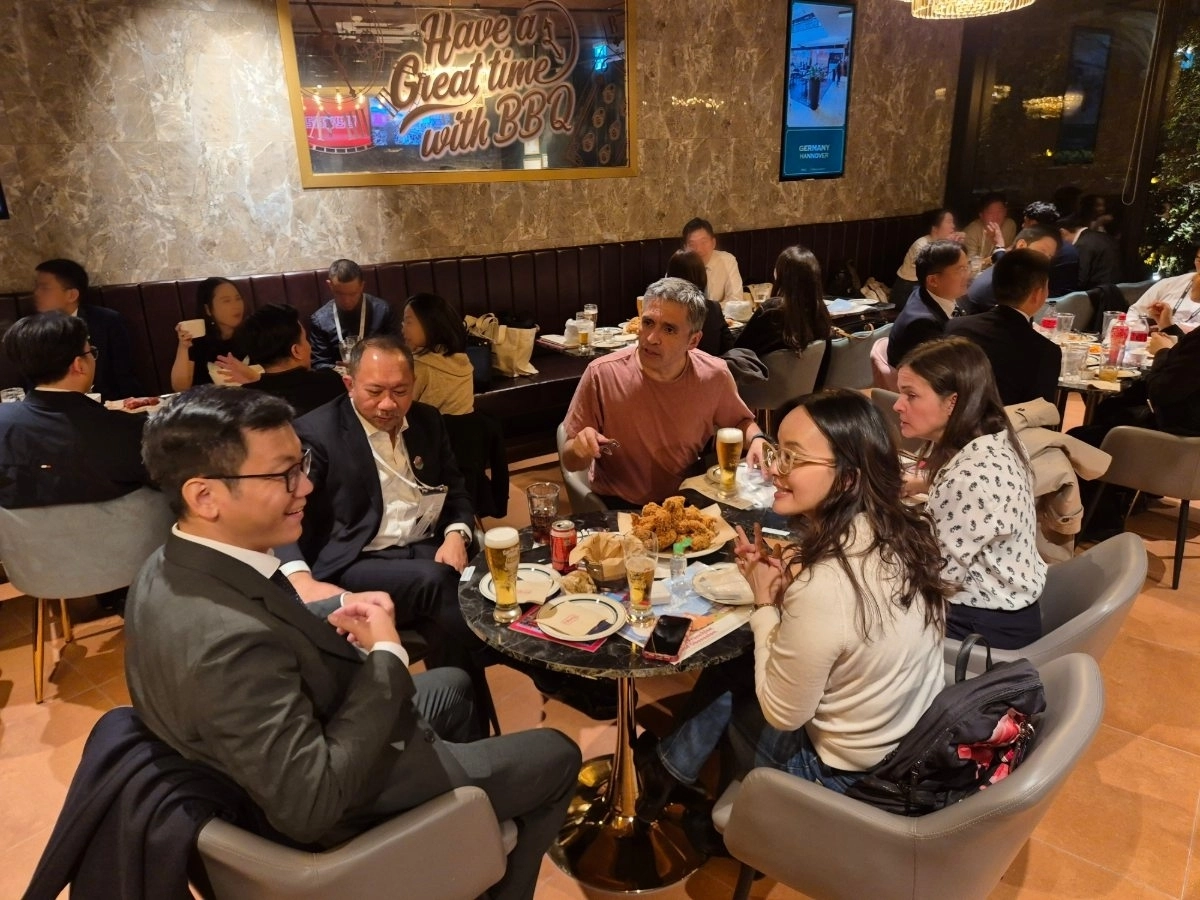 BBQ 빌리지 소노캄 경주점 매장에서 APEC 관계자들이 치킨을 맛보고 있다. 제너시스BBQ 제공