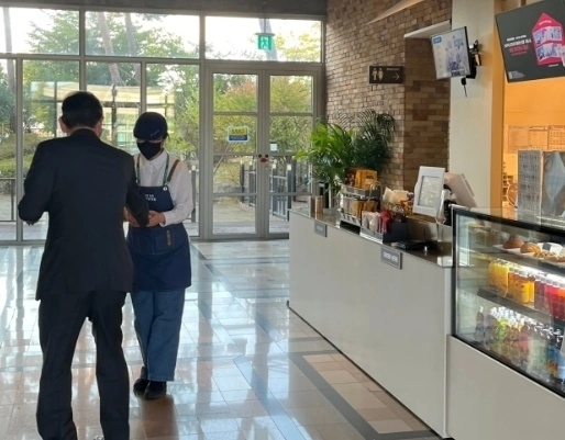 ‘아시아태평양경제협력체(APEC)’ 현장에서 이재용 삼성전자 회장을 우연히 만나 커피 한 잔을 선물한 직원이 5만원을 받은 일화가 전해졌다. 스레드 캡처