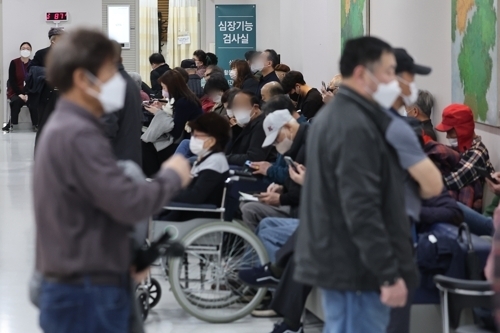 서울 한 대학병원에서 환자들이 진료를 기다리고 있다.  연합뉴스