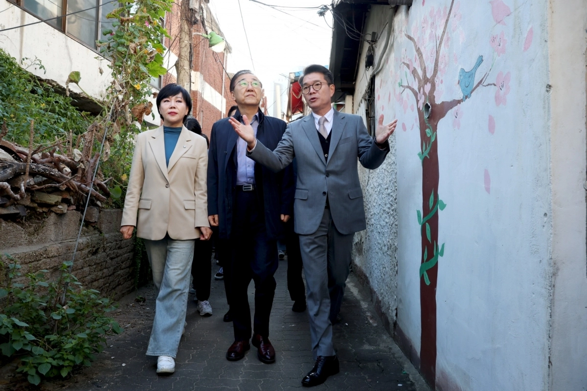 정원오(오른쪽 첫 번째) 서울 성동구청장과 김윤덕(가운데) 국토교통부 장관, 전현희 더불어민주당 의원이 성수1구역 주택재건축정비사업 현장을 방문하고 있다. 성동구 제공