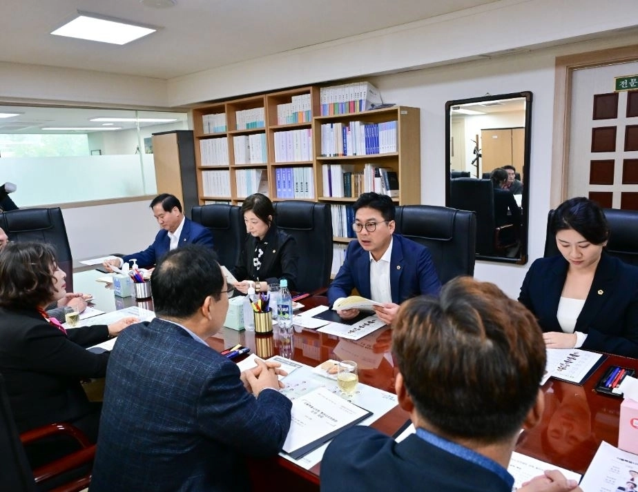 지난달 30일 경북도 울릉군의회 의원단과의 정책간담회에서 발언중인 장태용 위원장