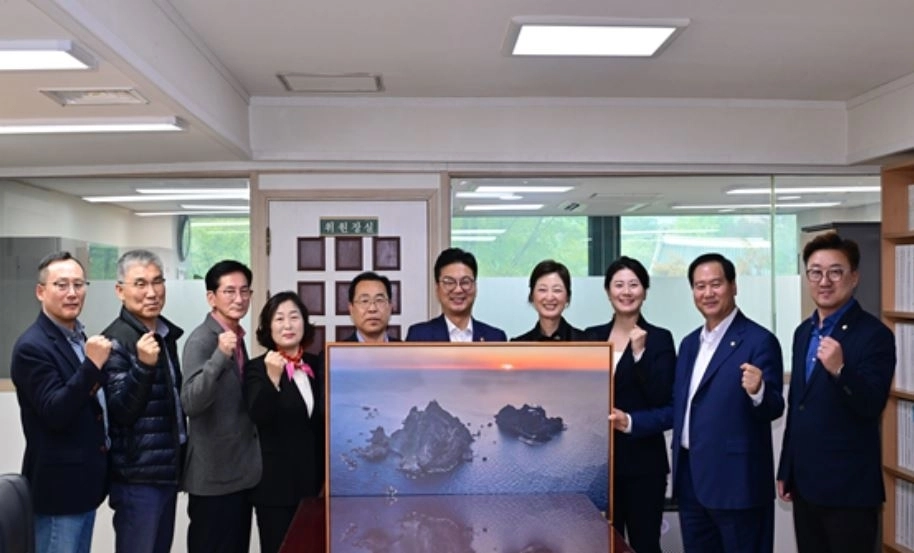 지난달 30일 경북도 울릉군의회 의원단과 함께한 정책간담회에서 참석자들이 기념촬을 하고 있다.