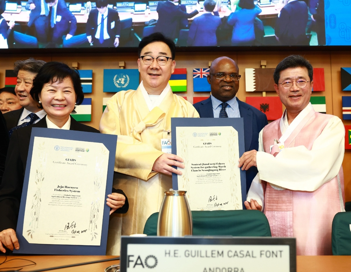 광양 섬진강 재첩잡이 손틀어업이 지난달 31일 이탈리아 로마 유엔식량농업기구(FAO) 본부에서 열린 ‘세계중요농업유산(GIAHS) 인증서 수여식’에서  국내 어업 분야 최초로 세계중요농업유산으로 공식 인증받았다.