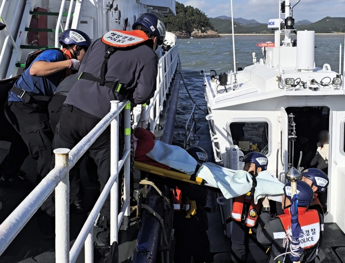 2일 목포해경 508함이 악천 후 속 신안군 홍도 응급환자 2명을 긴급 이송하고 있다. (목포해경 제공)