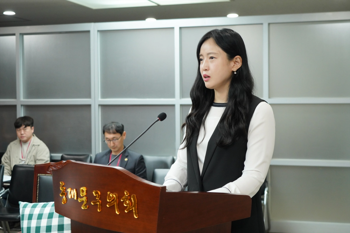 손세영  동대문구의원이 구의회 행정기획위원회 회의실에서 발의한 조례안에 대해  설명하고 있다. 동대문구의회 제공