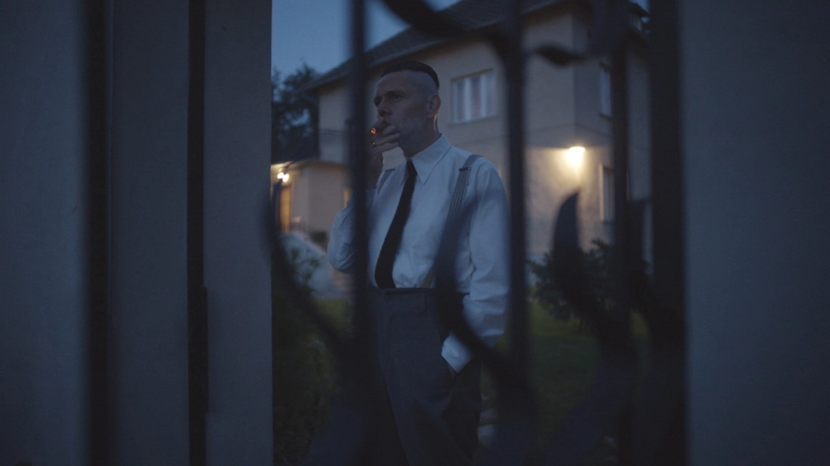 영화 ‘존 오브 인터레스트’ 스틸컷. 주인공 아돌프 회스가 담배를 피우고 있다.