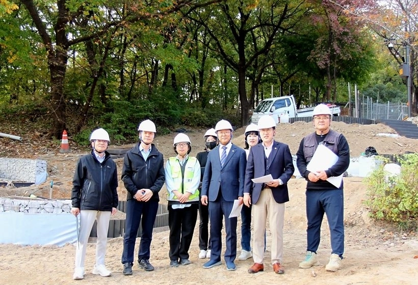 지난달 31일 ‘동북권 거점형 어린이놀이터’ 조성 현장을 방문한 이용균 의원