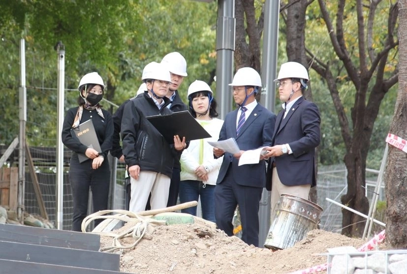 ‘동북권 거점형 어린이놀이터’ 조성 현장을 방문한 이용균 의원이 사업 진행 상황을 점검하고 있다.