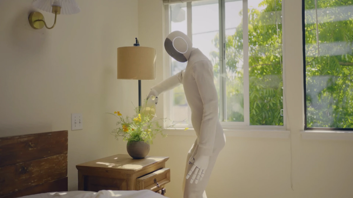 1X테크놀로지의 가사 휴머노이드 ‘네오’(Neo)가 화분에 물을 주는 모습. 1X 유튜브 캡처