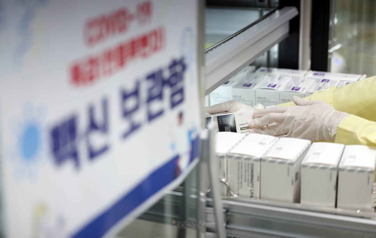 29일 광주 북구보건소 접종실에서 직원이 코로나19백신과 독감(인플루엔자) 백신 수량을 확인하고 있다. 최근 노인 등을 대상으로 한 코로나19와 독감 백신 동시 접종으로 인해 시작한지 2주도 지나지 않아 일부 의료기관에서 백신 부족 현상이 나타나고 있다. 2025.10.29 광주 북구 제공