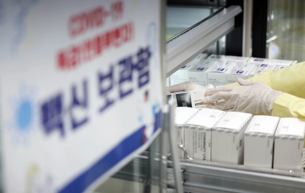 29일 광주 북구보건소 접종실에서 직원이 코로나19백신과 독감(인플루엔자) 백신 수량을 확인하고 있다. 최근 노인 등을 대상으로 한 코로나19와 독감 백신 동시 접종으로 인해 시작한지 2주도 지나지 않아 일부 의료기관에서 백신 부족 현상이 나타나고 있다. 2025.10.29 광주 북구 제공