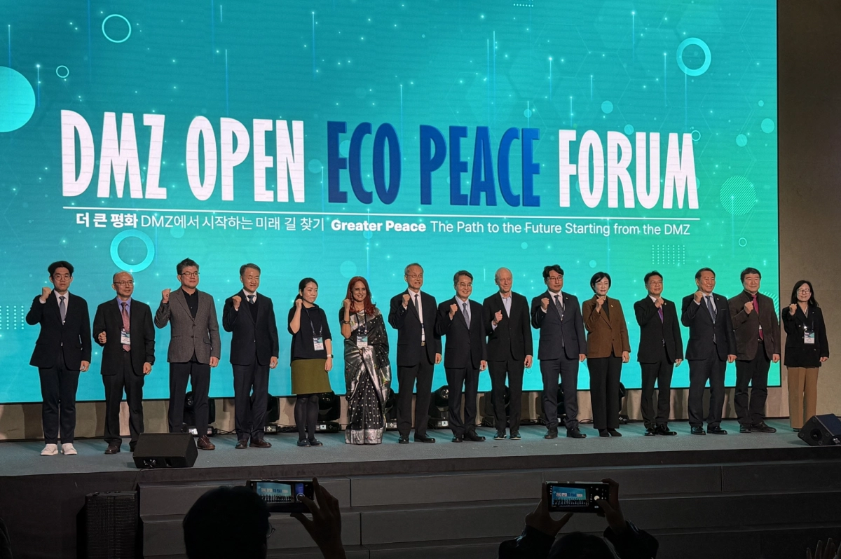 조성환 의원이 11월 3일 고양시 킨텍스에서 열린 ‘2025 DMZ OPEN 에코피스포럼’ 개회식에서 참석자들과 기념촬영을 하고 있다. (사진=경기도의회)