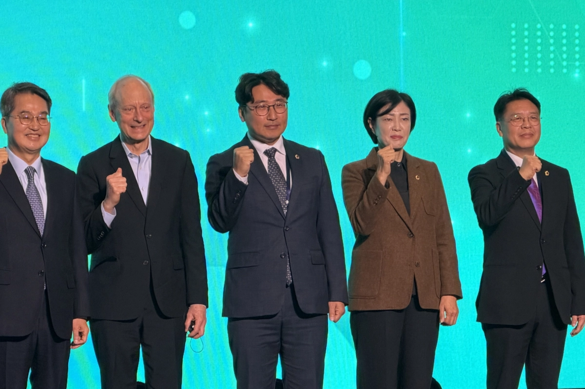 ‘2025 DMZ OPEN 에코피스포럼’ 개회식에서 조성환 의원(가운데), 김동연 경기도지사(왼쪽 첫 번째), 마이클 샌델 하버드대 교수(왼쪽에서 두 번째) 등 참석자들이 기념촬영을 하고 있다. (사진=경기도의회)