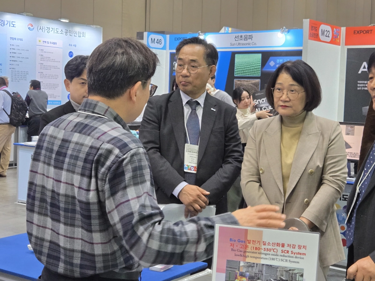 신미숙 의원이 ‘제28회 대한민국우수상품전시회(G-FAIR KOREA 2025)’ 현장에서 참가 기업 관계자들로부터 제품 설명을 듣고 있다. (사진=경기도의회)