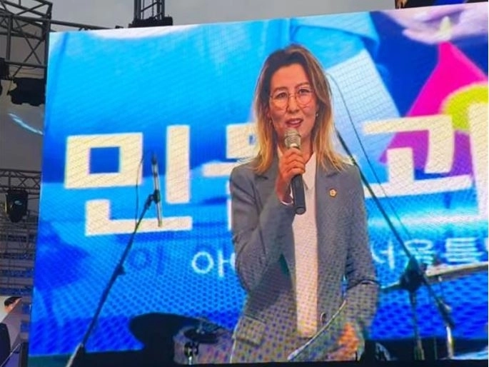 지난달 31일 서울 청계광장 일대에서 3일간 개최한 ‘한국-중앙아시아 수교 33주년 기념 문화축제’ 행사에 참석해 축사하는 아이수루 의원