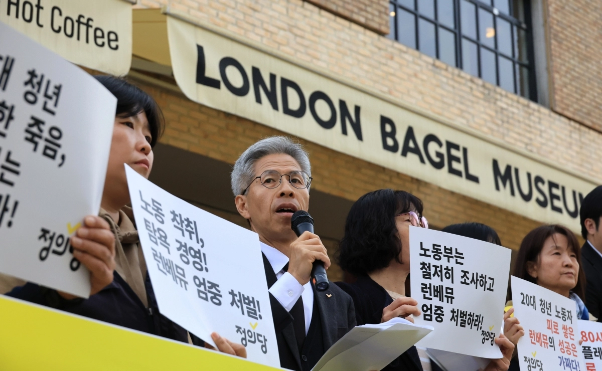 정의당, 유명 베이커리 앞 기자회견