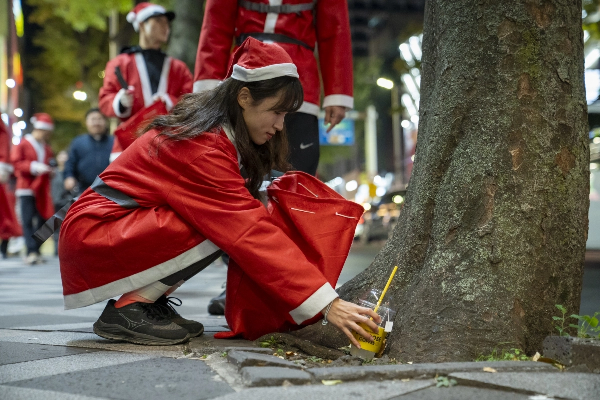 한달 빨리 나타난 산타들이 제주시 누웨마루거리에서 쓰레기를 줍고 있다. 제주관광공사 제공