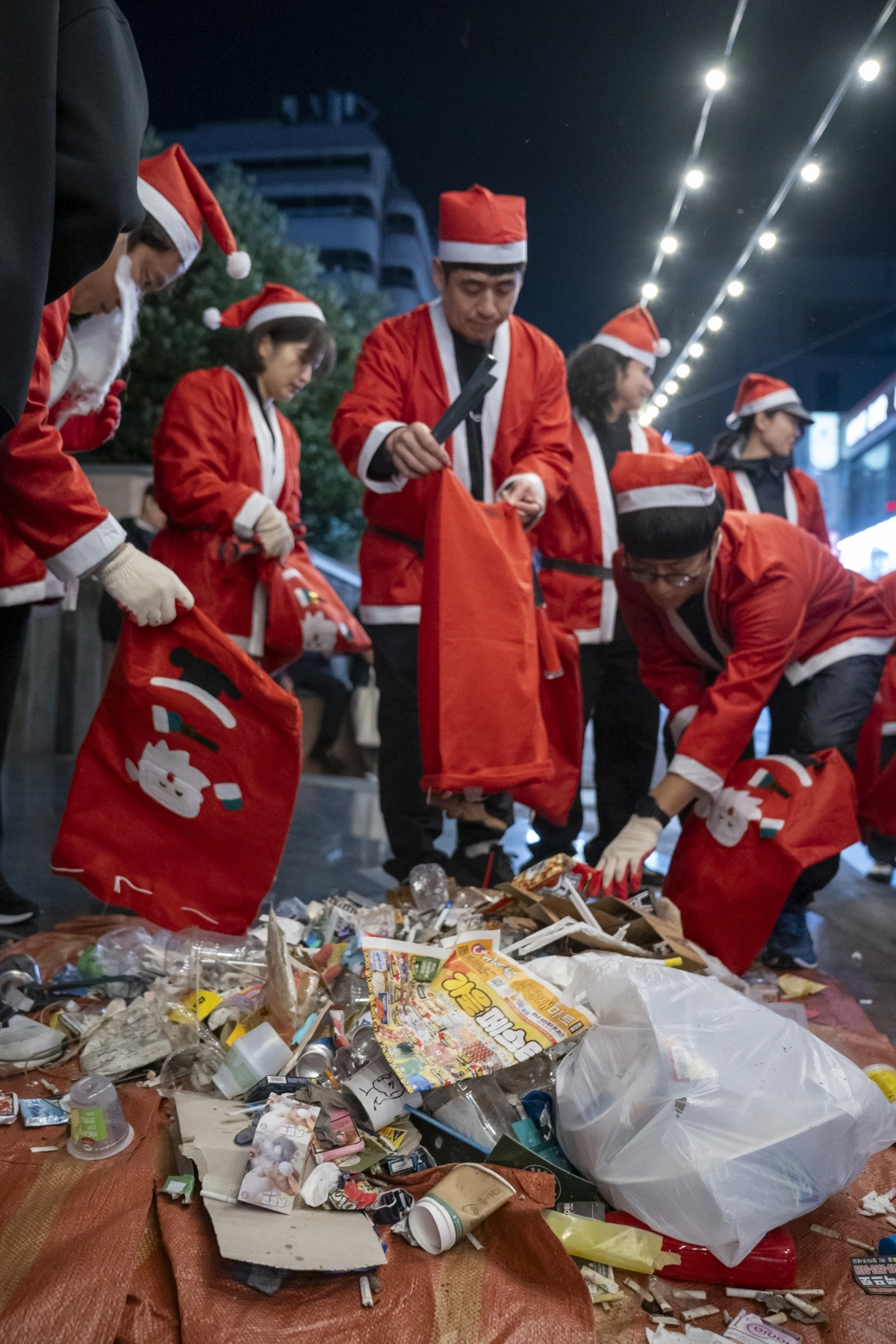 산타들이 이날 수거한 쓰레기양은 50ℓ 마대 네 자루에 달했다. 제주관광공사 제공