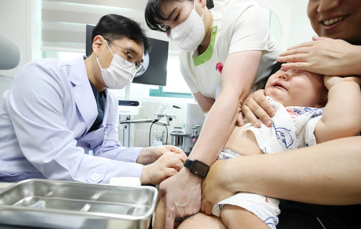 생후 6개월에서 13세 이하 어린이를 대상으로 실시하는 인플루엔자(독감) 국가예방접종 첫날인 22일 광주 북구 두암동 에덴병원 소아청소년과에서 어린이가 예방접종을 받고 있다. 오는 29일엔 임산부, 10월 22일은 65세 이상 어르신 등이 의료기관에서 접종 받을 수 있다. 무료 접종 대상은 6개월에서 13세 어린이, 임산부, 65세 이상 어르신 등이다. 2025.9.22 광주 북구 제공