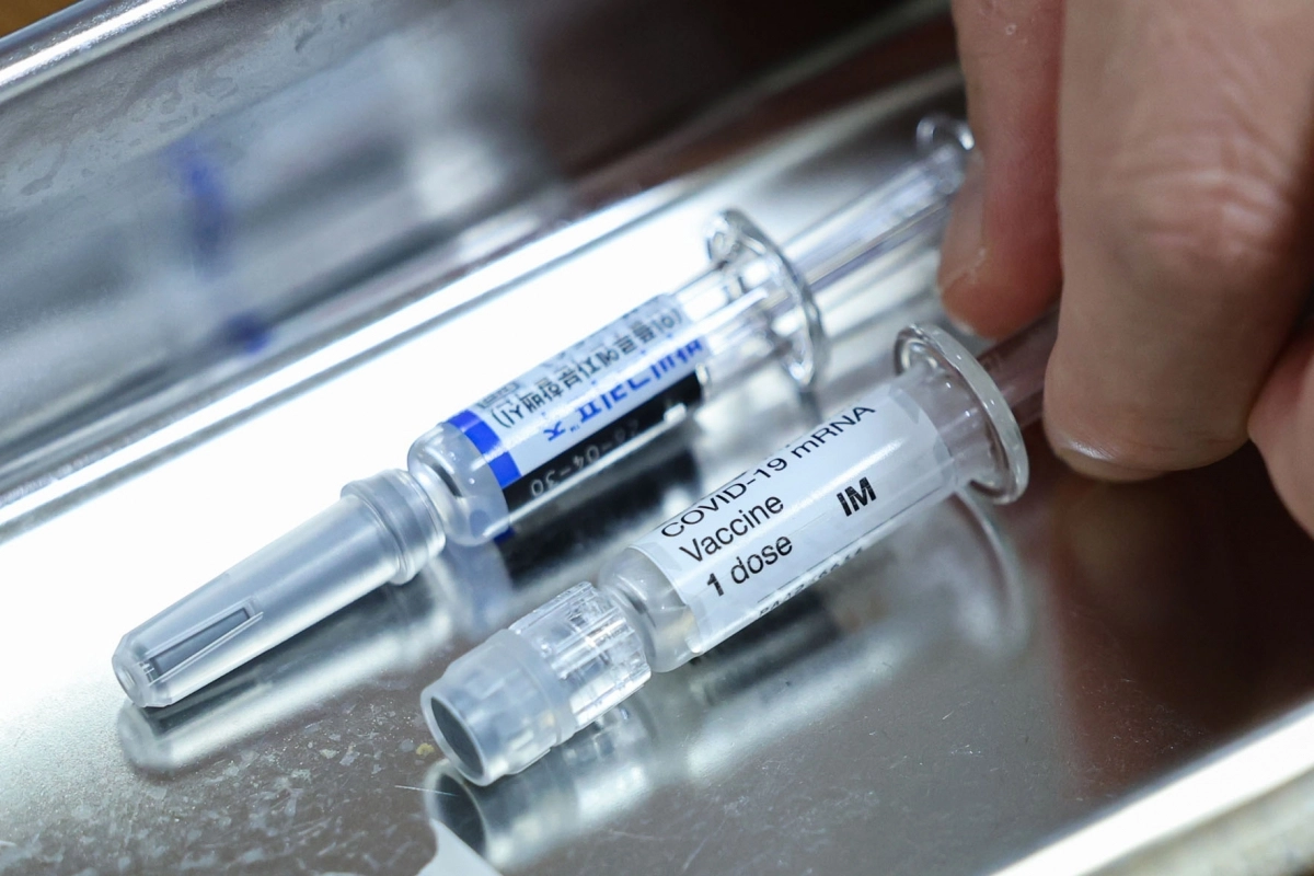 [서울=뉴시스] 권창회 기자 = 29일 서울 시내 한 이비인후과 의원에 코로나19 백신과 독감 백신이 놓여있다.  2025.10.29. kch0523@newsis.com  <저작권자ⓒ 공감언론 뉴시스통신사. 무단전재-재배포 금지.>