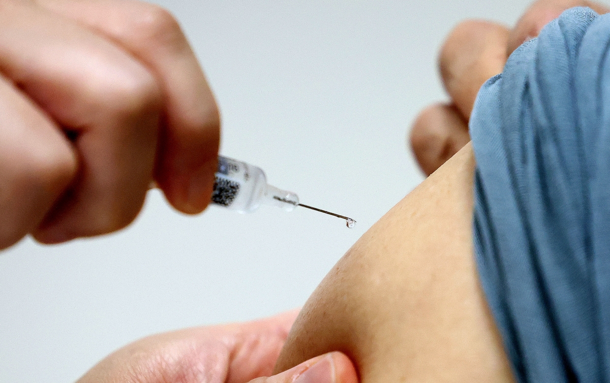 대구의 한 병원에서 어르신이 독감 예방 접종을 받고 있다. 뉴시스