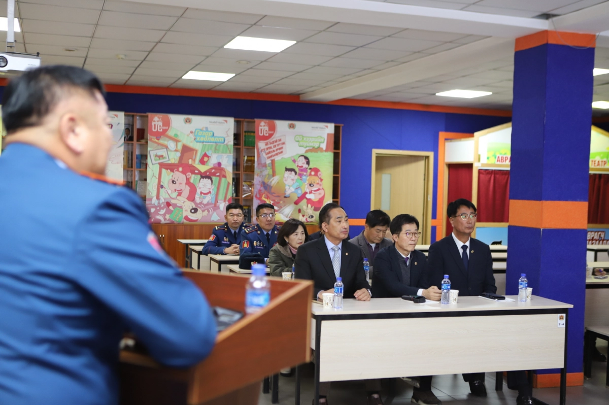 경기도의회 몽골 다르한올도 친선의원연맹 대표단이 몽골 다르한올도 22호 소방서를 방문해 관계자로부터 시설 및 재난 대응 체계에 대한 설명을 듣고 있다. (사진=경기도의회)