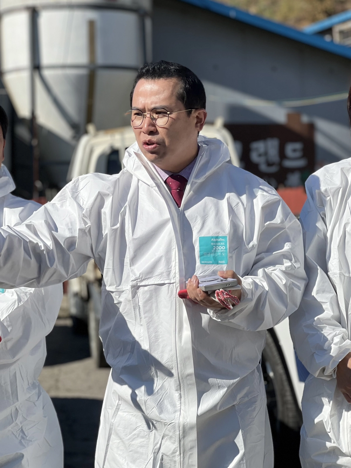 이오수 의원이 3일 양평군 양동면 일대의 양돈농가 및 양평축협을 방문해 축산악취 저감과 가축분뇨 자원화 관련 현장을 점검하고 있다.(사진=경기도의회)