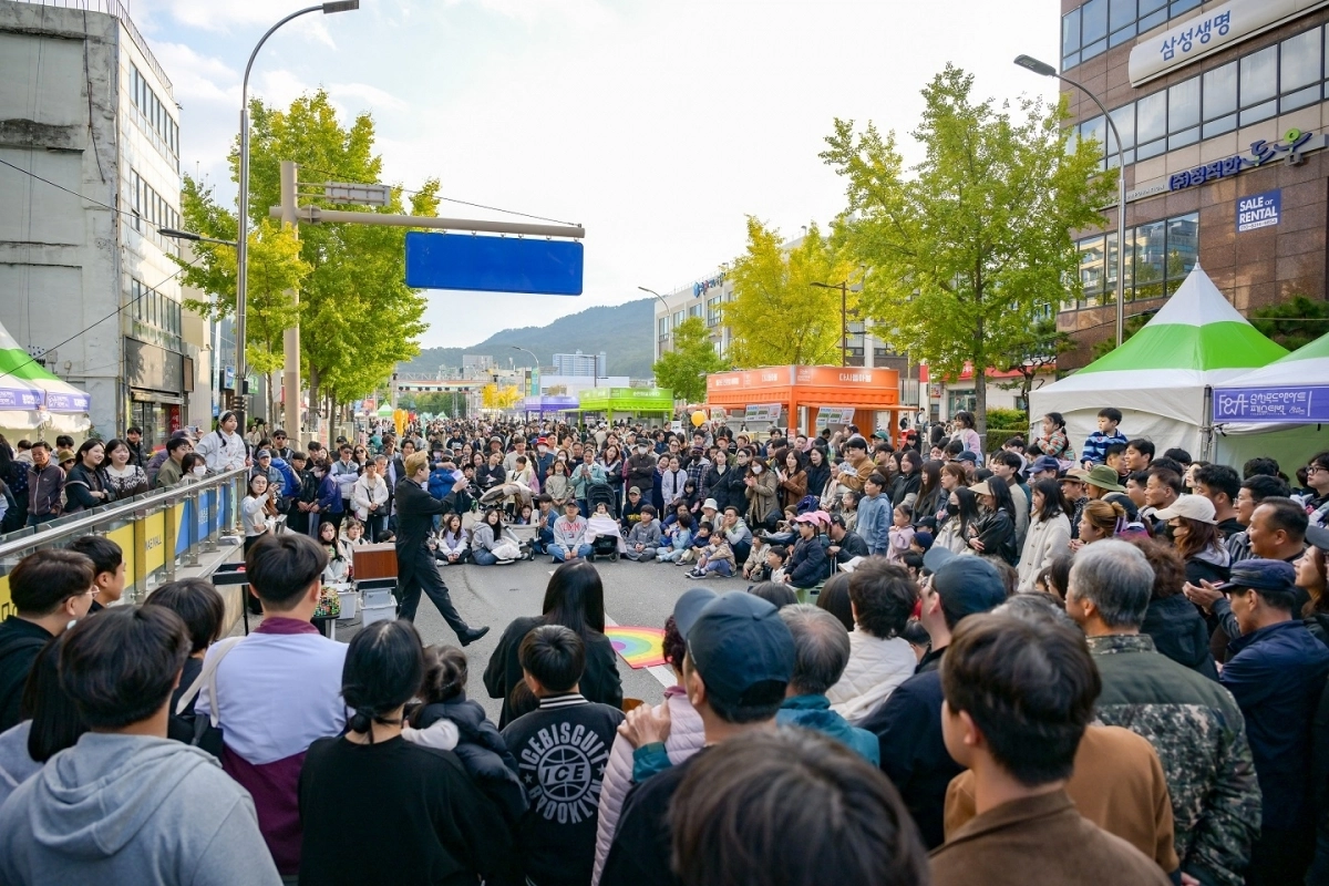 시민들과 관람객들이 ‘2025 순천 푸드앤아트페스티벌’ 길거리 공연을 관람하고 있다.