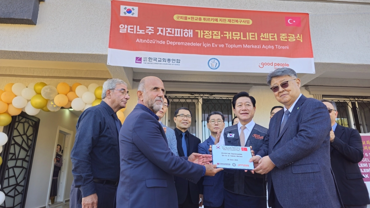 김종혁(오른쪽) 한국교회총연합 대표회장이 튀르키예 관계자에게 기념패를 전달하고 있다. 한국교회총연합 제공.