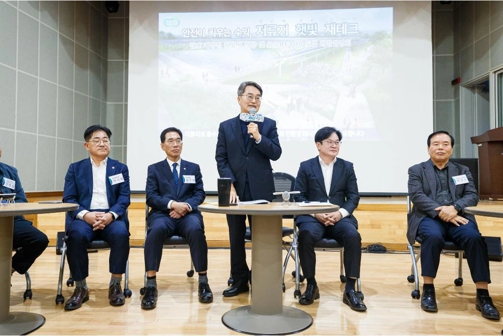 3일 김포시 고촌읍행정복지센터에서 열린 “안전이 키우는 수익, 저류지 햇빛 재테크” 계양천(저류지) 착공 및 공공RE100 도입 현장 설명회에서 김동연 경기도지사가 인사말을 하고 있다. (경기도 제공)