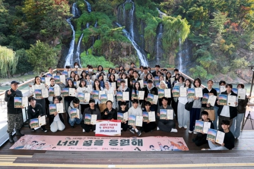 이성헌 서대문구청장이 지난 1일 카페폭포 2층에서 ‘2025년 하반기 행복장학생’들과 기념 촬영을 하고 있다.   서대문구 제공