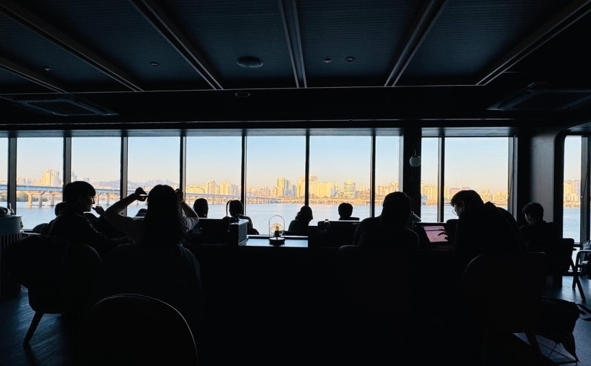 정전으로 불이 꺼진 서울 여의도 한강버스 선착장 3층 스타벅스 내부. 뉴스1