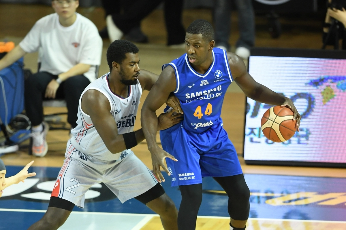 울산 현대모비스 레이션 해먼즈가 3일 서울 잠실실내체육관에서 열린 2025~26 프로농구 정규시즌 서울 삼성과의 원정 경기에서 앤드류 니콜슨을 수비하고 있다. KBL 제공