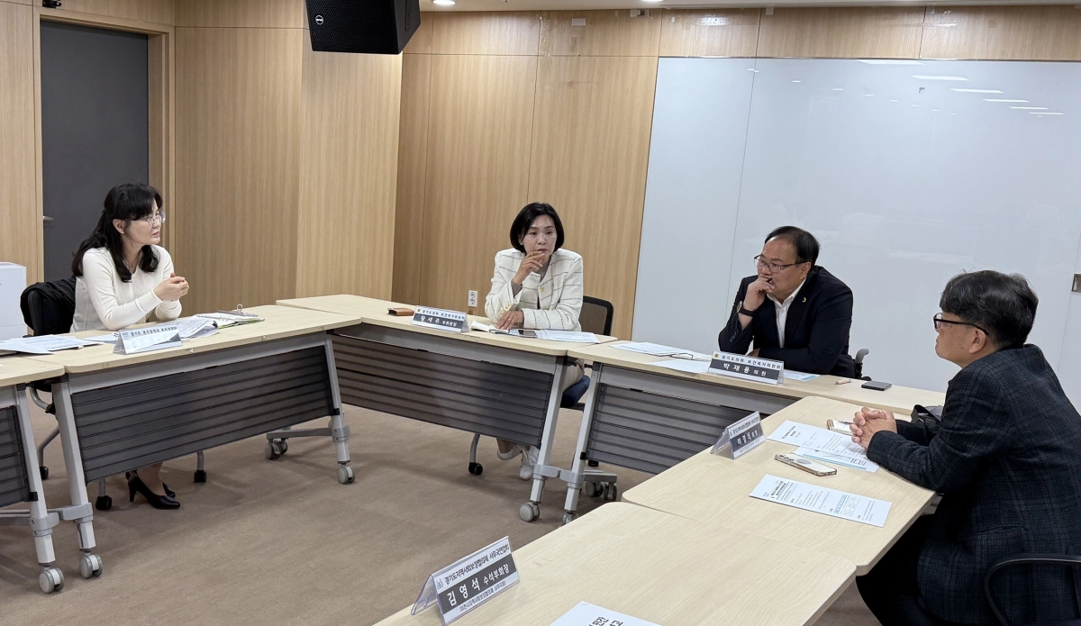 황세주 의원이 3일 경기도의회 중회의실2에서 열린 ‘경기도 사회보장위원회 사무국 설치 및 운영 관련 간담회’에 참석해 사무국 설치 및 운영 방식 개선 방안을 논의하고 있다.(사진=경기도의회)