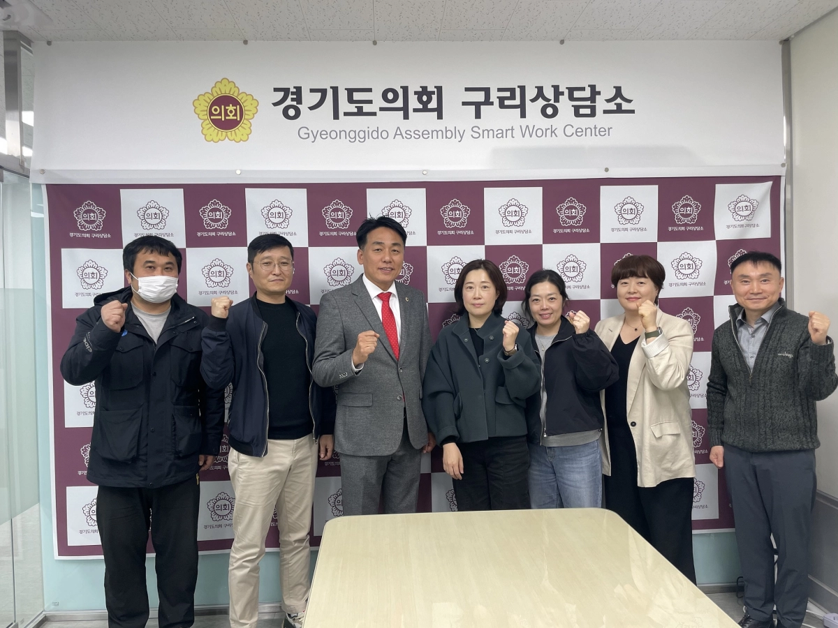 정담회를 마친 이은주 의원과 장자초 학부모 및 검도 관계자들이 기념촬영을 하고 있다.(사진=경기도의회)