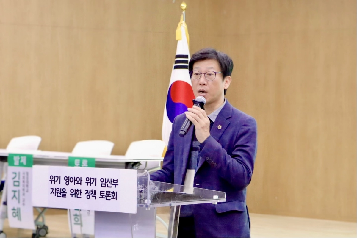 3일 경기도의회 대회의실에서 ‘위기영아와 위기임산부 지원을 위한 정책토론회’의 좌장을 맡은 국중범 의원이 인사말을 하고 있다.(사진=경기도의회)