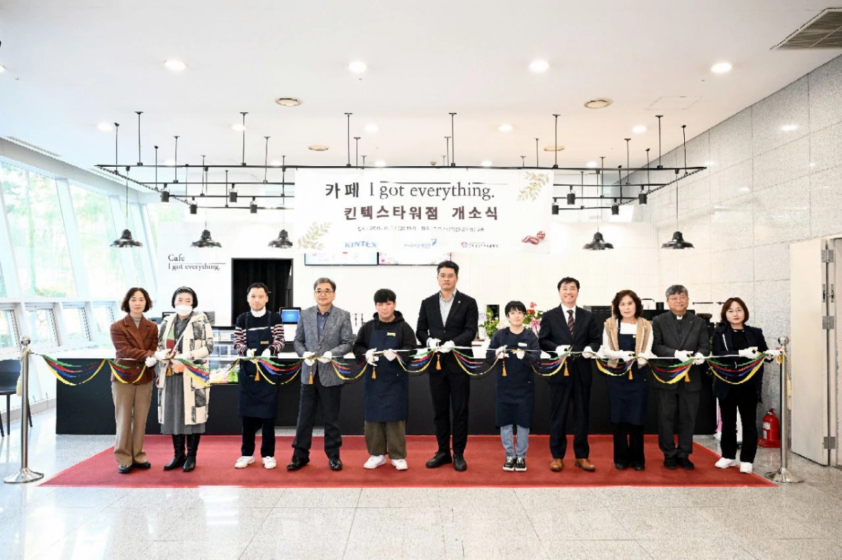 이재영 의원이 11월 3일 킨텍스타워에서 열린 ‘I got everything 킨텍스타워점’ 개소식에서 참석자들과 함께 테이프 커팅을 하고 있다.(사진=경기도의회)