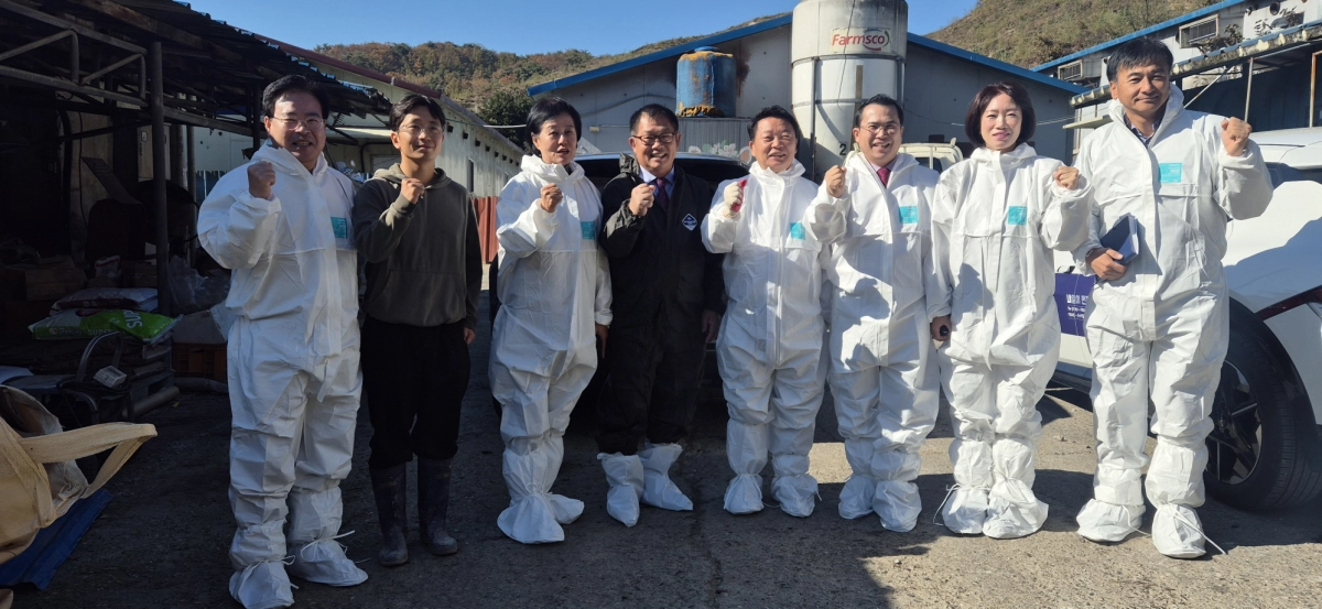 박명숙 의원이 11월 3일 양평군 양동면 일대의 양돈농가 및 양평축협을 방문해 축산악취 저감과 가축분뇨 자원화 추진 현황을 점검하고, 동료의원 및 축산 관계자들과 기념촬영을 하고 있다.(사진=경기도의회)