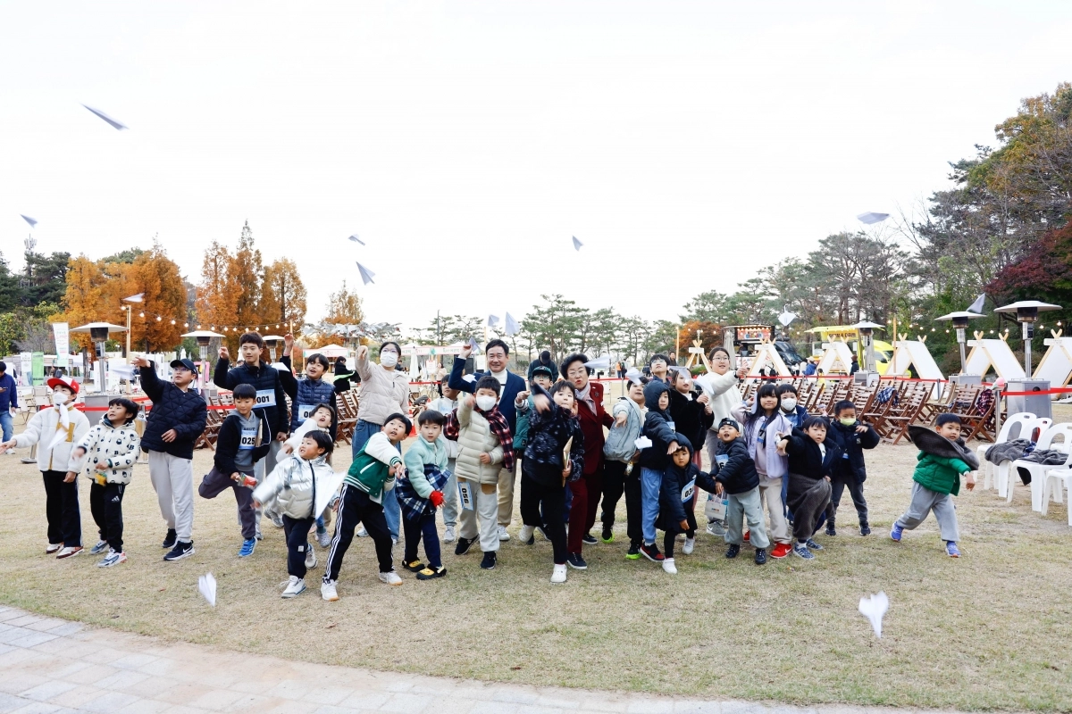 경기도자미술관 뮤지엄광장에서 열린 ‘난생처음 도서관’ 행사 중 지난 2일 ‘종이비행기 대회’에 참가한 어린이들 (이천시 제공)
