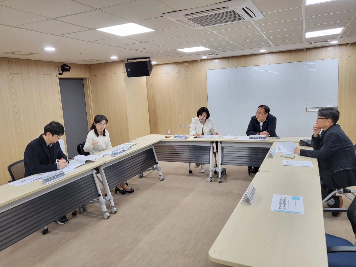 박재용 의원이 11월 3일 경기도의회 중회의실에서 경기도지역사회보장협의체 사무국연합회와 사회보장위원회 구성 및 운영 조례 개정과 관련한 현안과 개선방안에 대해 논의하고 있다.(사진=경기도의회)