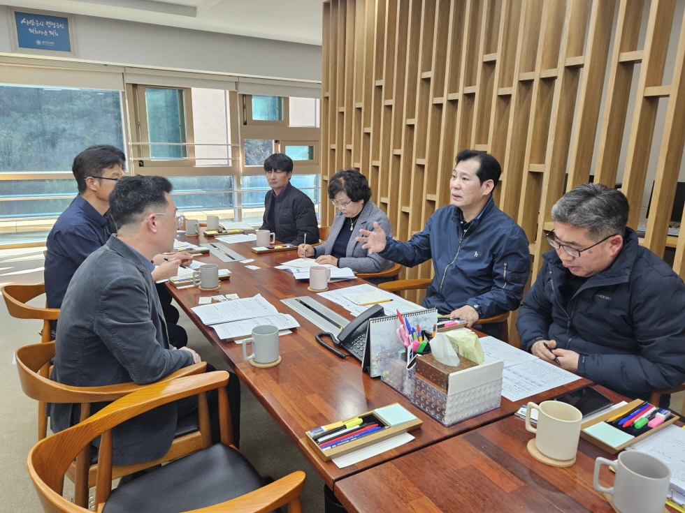 이영봉 의원이 11월 3일 경기도의회 북부분원에서 의정부시의회 최정희 의원과 경기도 교통국 버스관리과, 의정부시 버스정책과 관계자 등과 함께 ‘의정부–김포공항 7300번 노선 휴업’ 관련 긴급 간담회를 열고 있다.(사진=경기도의회)