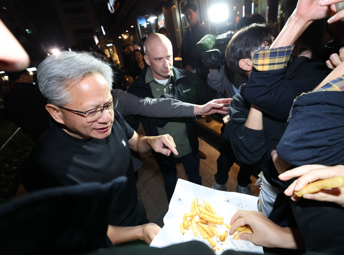 시민들에게 치킨 나눠주는 젠슨 황