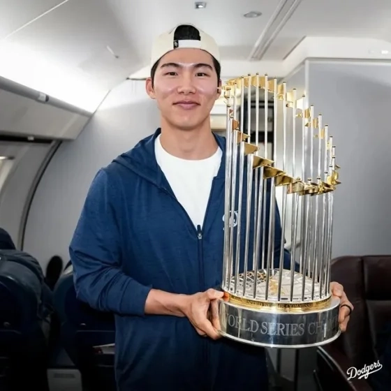 김혜성이 토론토에서 로스앤젤레스로 돌아가는 구단 전용기에서 월드시리즈 우승 트로피를 들고 웃고 있다. 구단 SNS