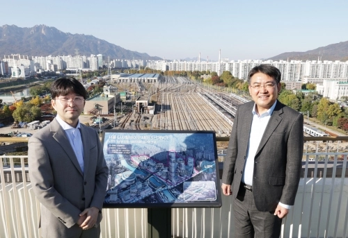 오승록(오른쪽) 서울 노원구청장이 지난 3일 구청 옥상에서 조성진 큐어버스 대표에게 서울 디지털바이오시티(S-DBC) 조성 예정지를 설명하고 있다.  노원구 제공