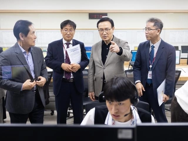 지난달 23일 임태희 경기도교육감이 고양 한국항공대에서 ‘우주항공과학 특화교육 우수사례’ 현장 브리핑에 참석해 현장을 둘러보고 있다. (경기도교육청 제공)