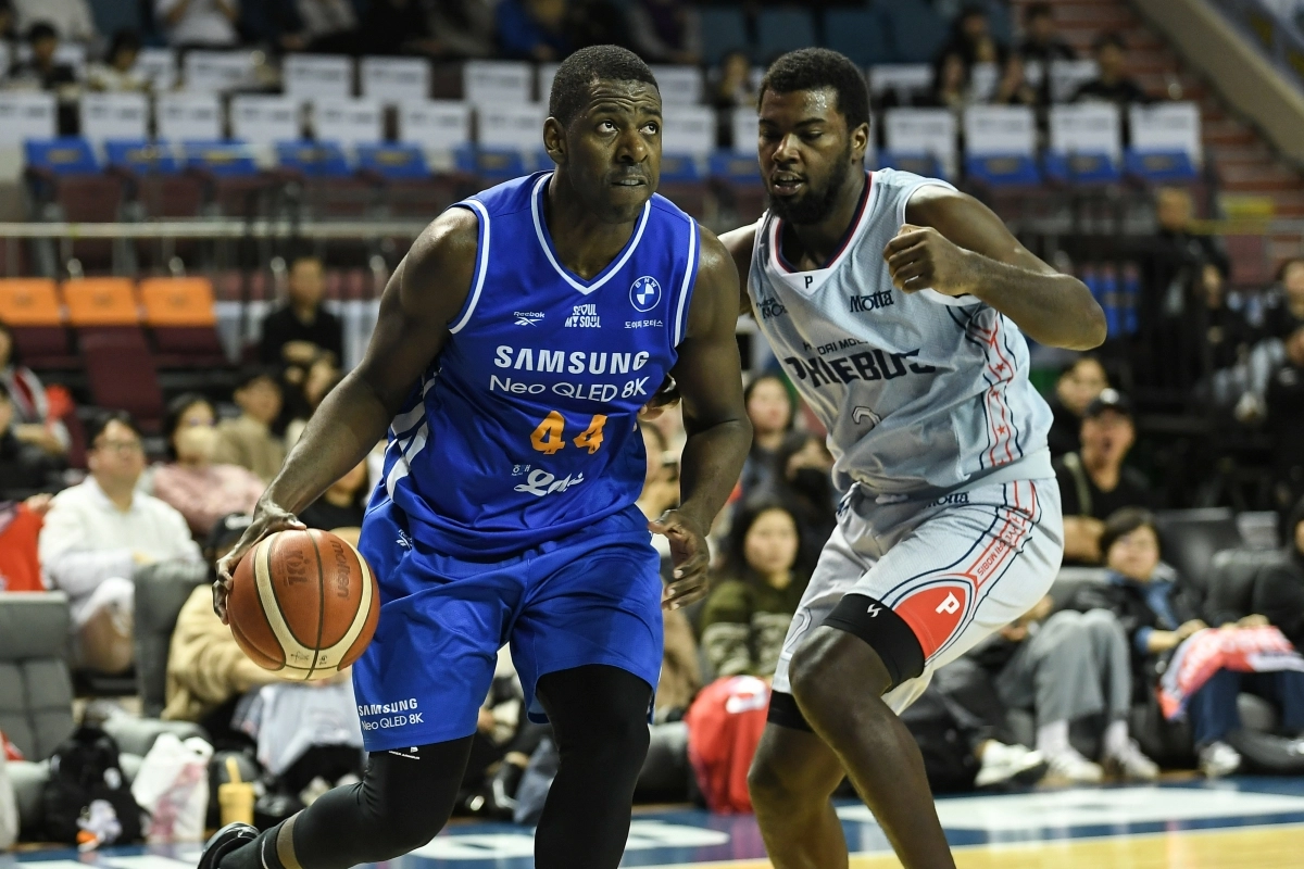 서울 삼성 앤드류 니콜슨이 3일 서울 잠실실내체육관에서 열린 2025~26 프로농구 정규시즌 울산 현대모비스와의 홈 경기에서 레이션 해먼즈를 상대로 공격하고 있다. KBL 제공